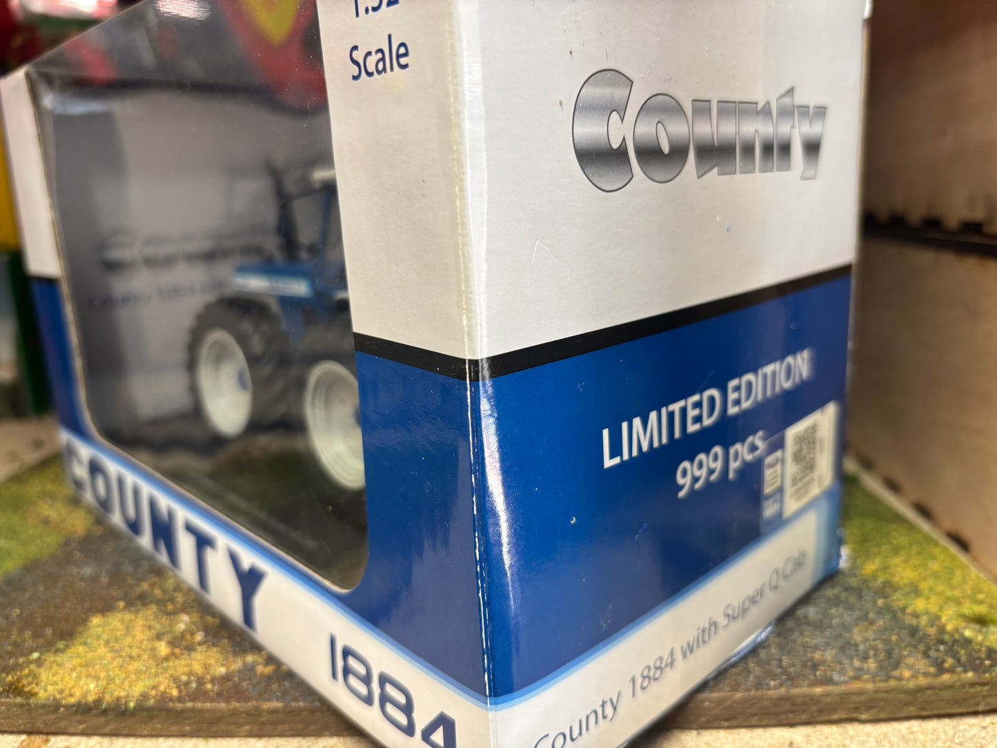Limited Edition Universal Hobbies County 1884 Super Q Cab tractor BOXED 1.32 scale UH4294