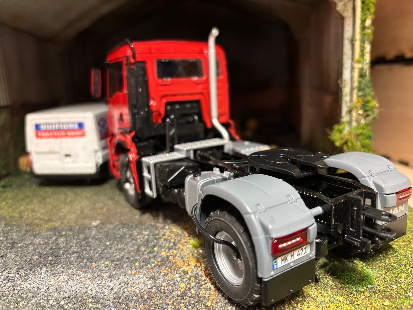 Wiking MAN TGS 18.510 4 x 4 2 axle Truck Lorry RED 1:32 scale Boxed