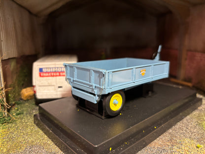 6215 Universal Hobbies Weeks Trailer 1:32 scale DEALER box