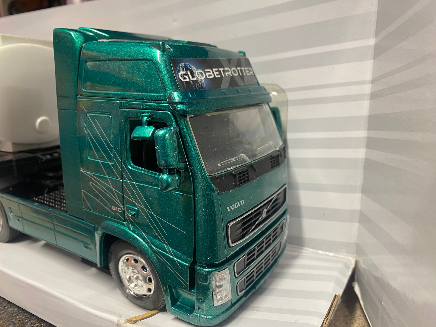 Fast Lane Toys R Us Volvo Globetrotter Fuel Truck Transporter 1:32 scale boxed OBSOLETE 2007