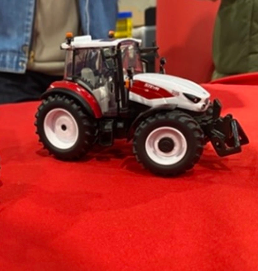 Pre Order Britains Steyr Plus 4120 Tractor 1:32 scale New BOXED 43423