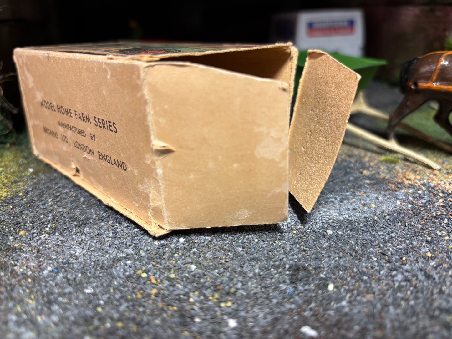 126F Vintage Britains Rubber Tyred Farm Cart with horse 1:32 scale obsolete