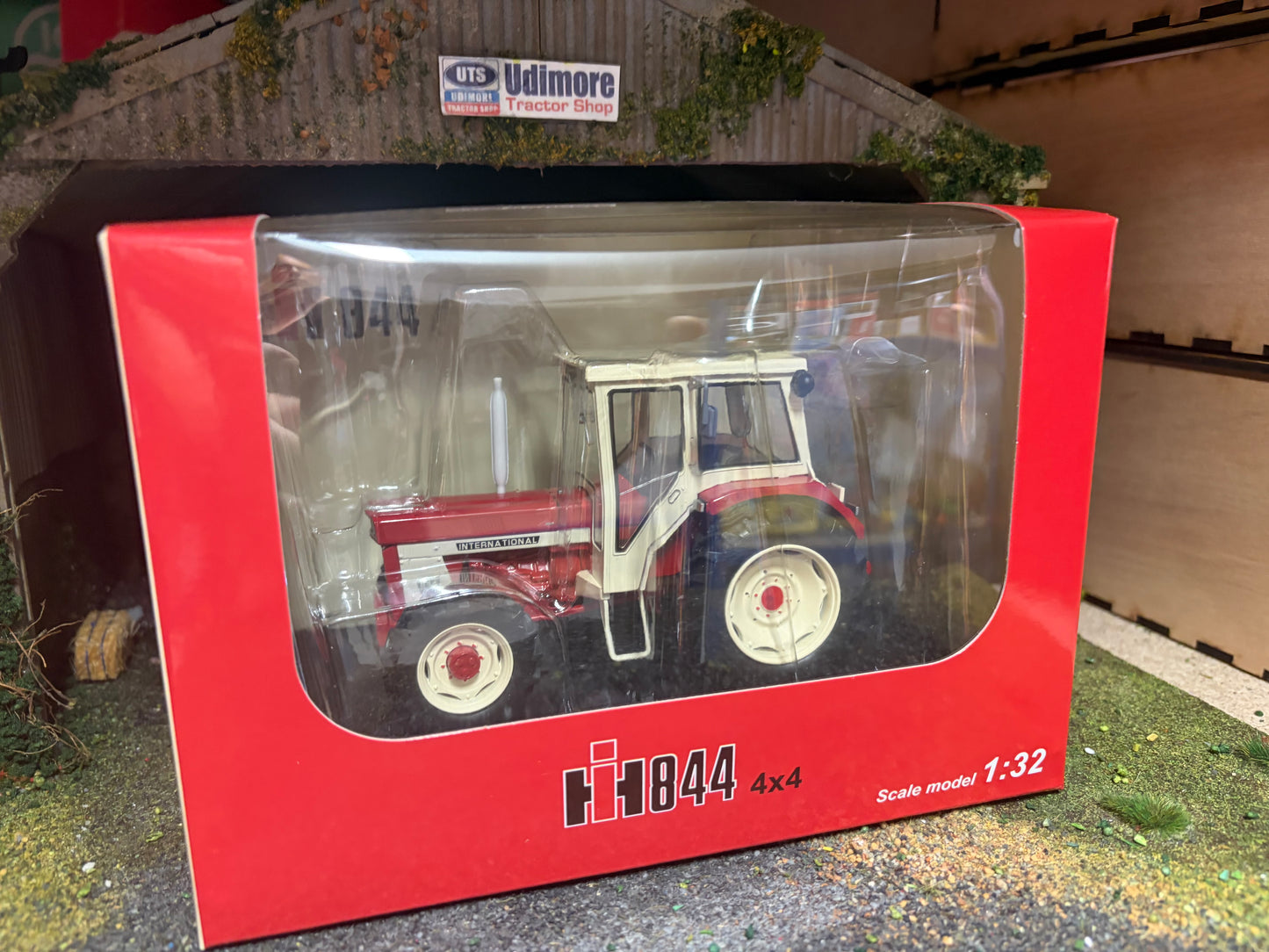 REP071 Replicagri International 844 4 x 4 4wd tractor 1:32 scale Boxed