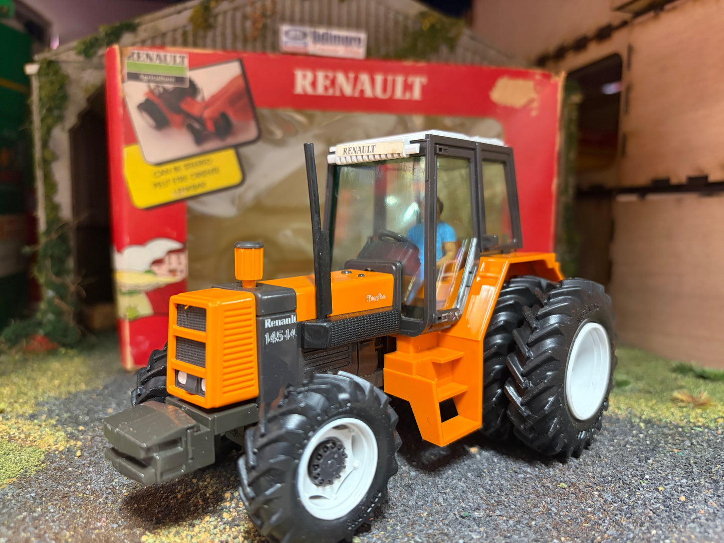 Vintage Britains Renault 145-14 Tractor with Rear Dual Wheels 9522 Original Rainbow Box Obsolete 1:32 Scale (1986)