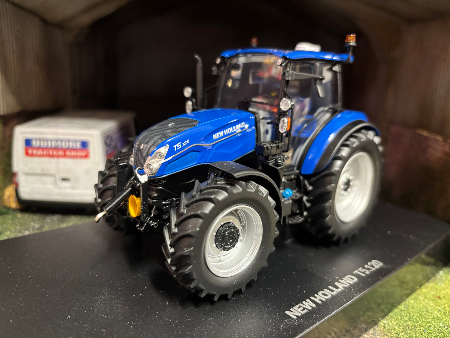 Universal Hobbies New Holland T5.120 dual command Tractor Silver wheels BOXED 1:32 scale UH7202