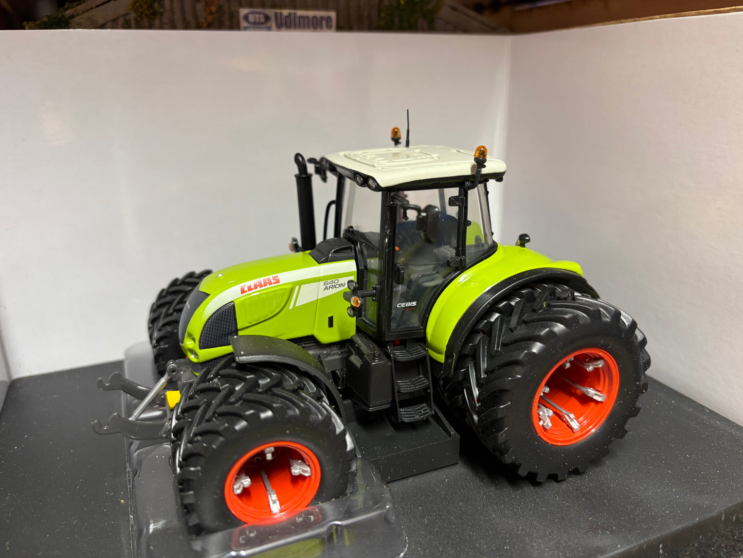 Universal Hobbies CLAAS Axion 640 Tractor with Twin Rear Tyres Limited Edition Boxed 1:32 Scale obsolete