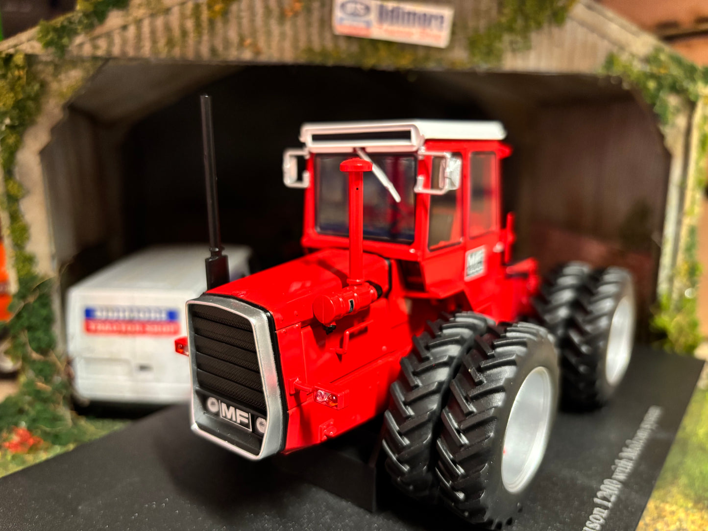Limited Edition Universal Hobbies Massey Ferguson 1200 Tractor DUALS BOXED 1:32 scale UH6700