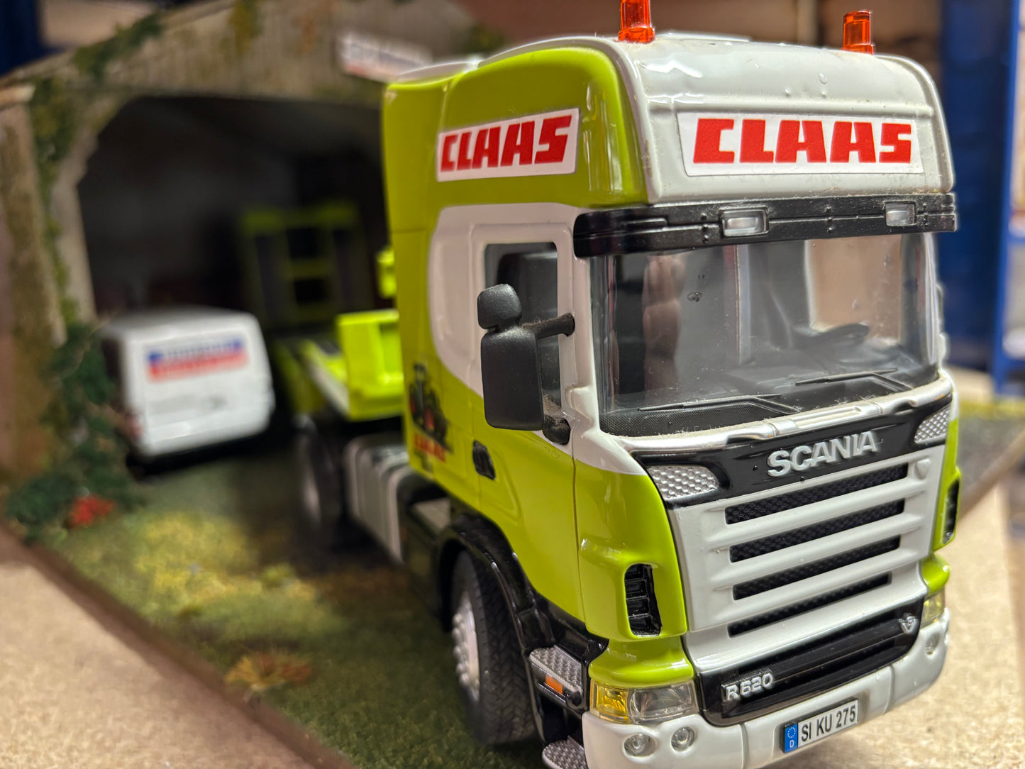 Scania R620 Truck Low Loader Conversion in CLAAS colours 1/32 farming models 1:32 scale SIKU