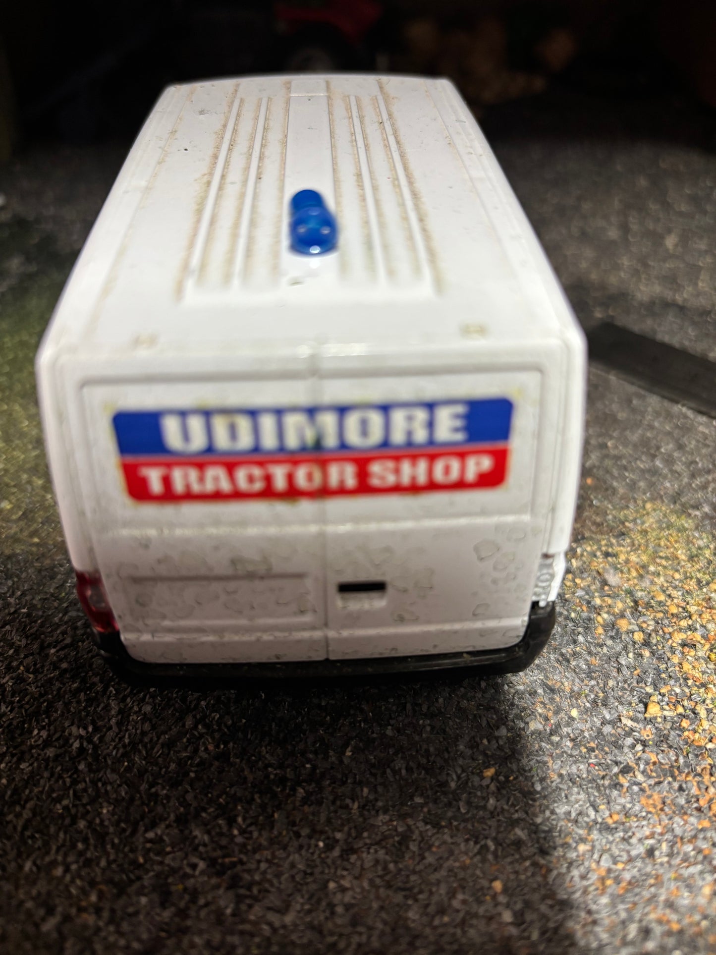 Beacon blue light tractor truck 1:32 scale