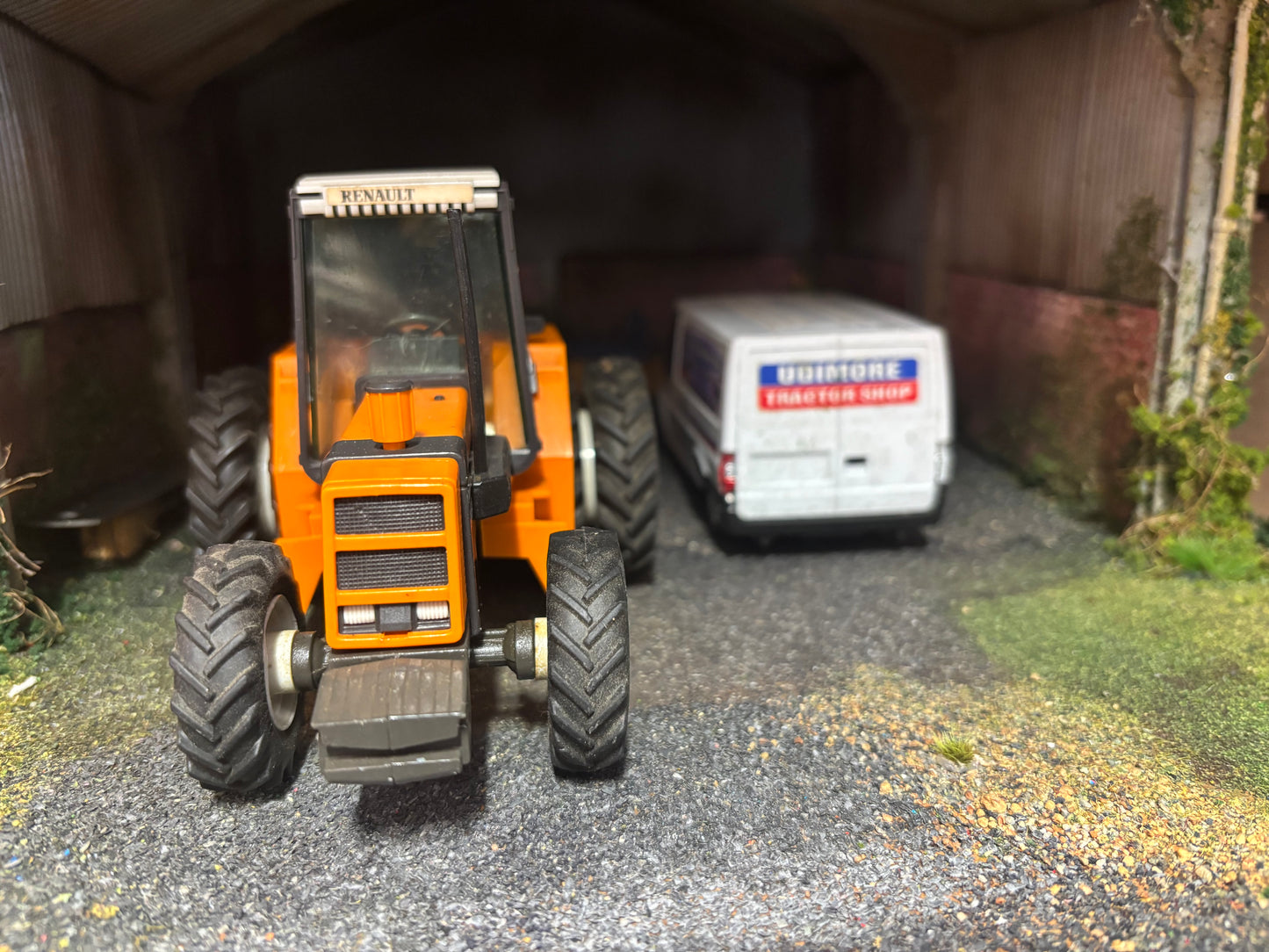 VINTAGE Britains Renault 145-14 rear duals Tractor 1:32 scale obsolete