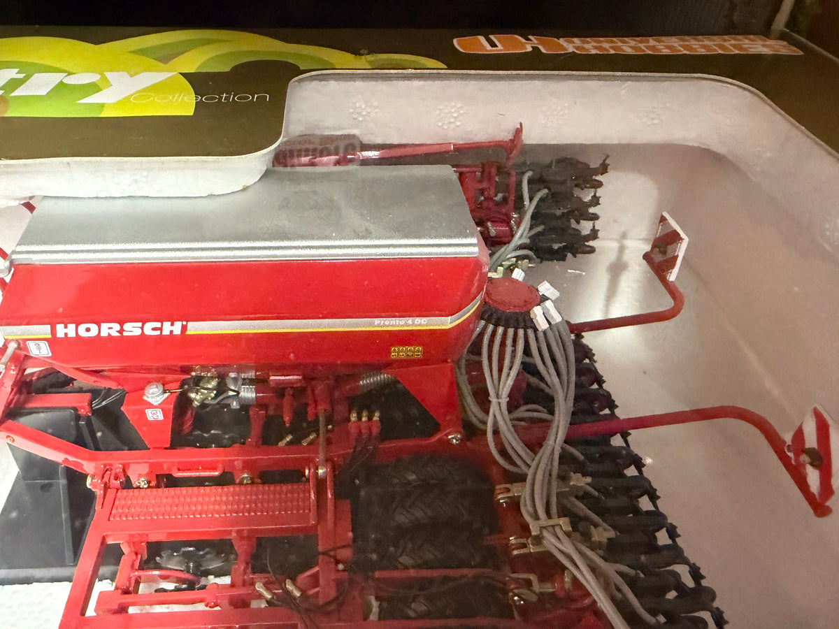 RARE Universal Hobbies UH2594 Horsch Pronto 4 DC Seed Drill 1:32 Scale – Boxed Obsolete