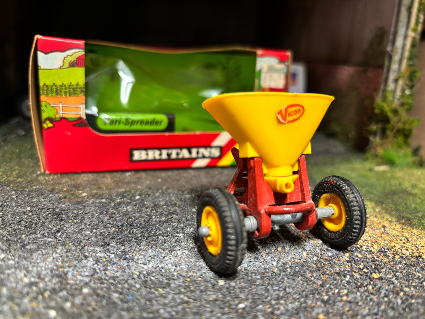 9538 Vintage Britains Vicon Vari Spreader   1:32 scale boxed obsolete