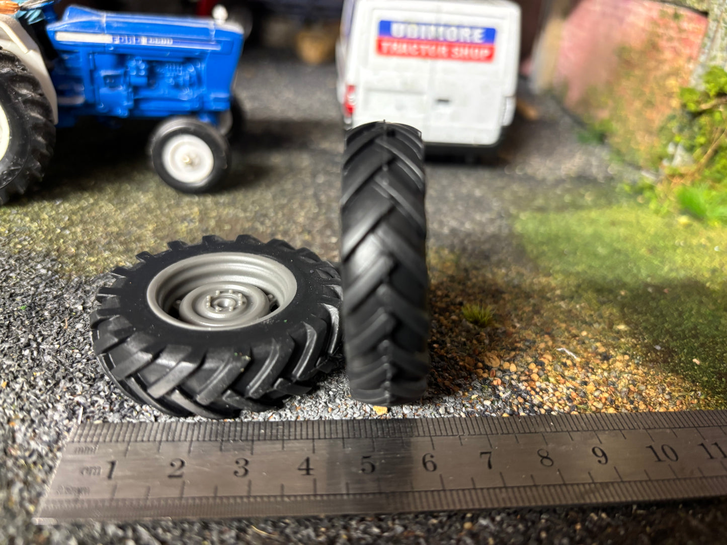 04238 Set of 2 Rear wheels 4wd Artisan32 farm machinery 1:32 scale Britains Ford 5000 6600