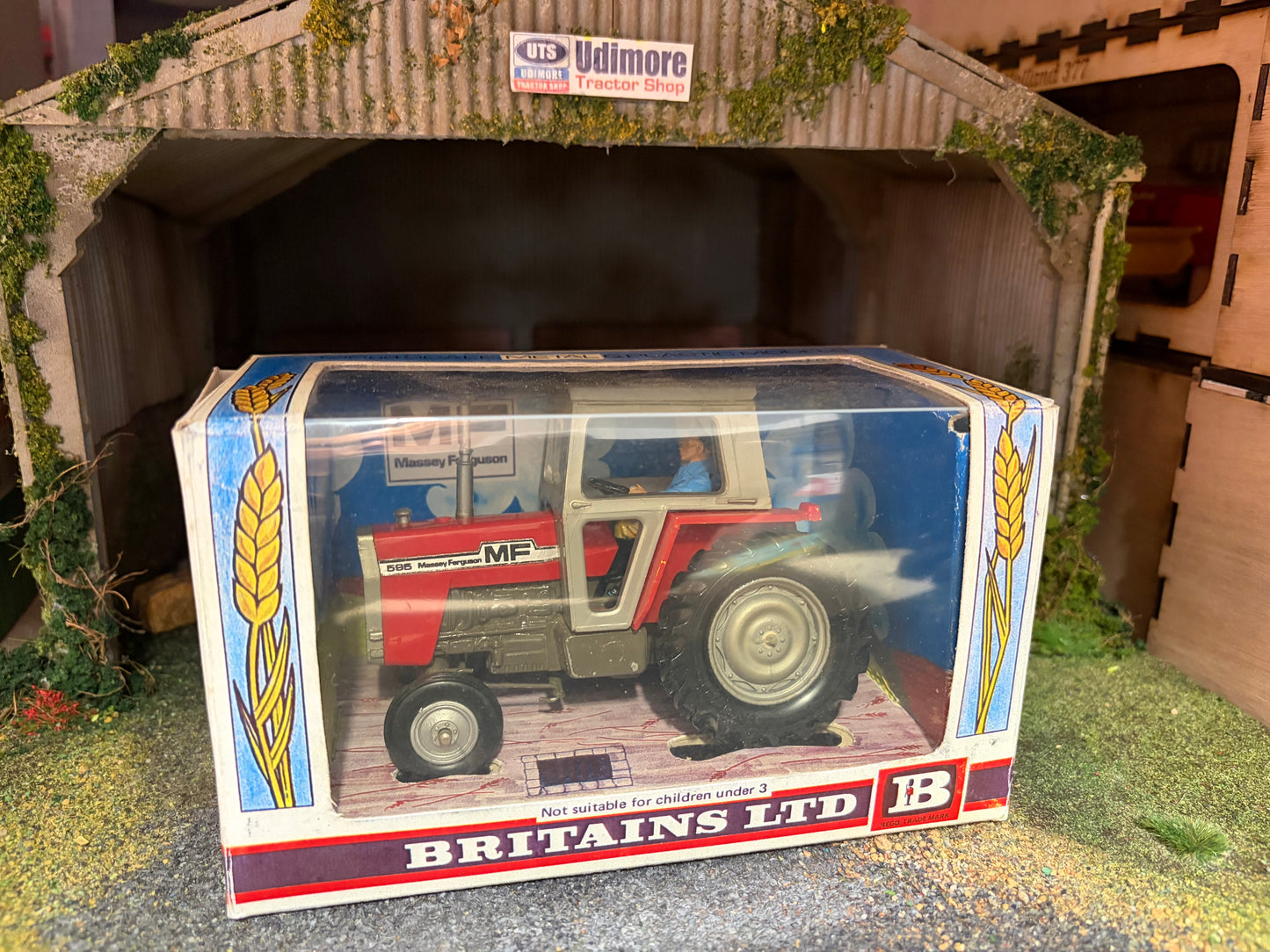 Vintage Britains Massey Ferguson 595 Tractor 9522 Original Straw Box Obsolete 1:32 Scale First Version (1976–1979)