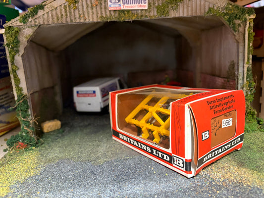 9561 Britains VINTAGE Bomford Superflow Cultivator straw box 1:32 scale BOXED  Obsolete MIB