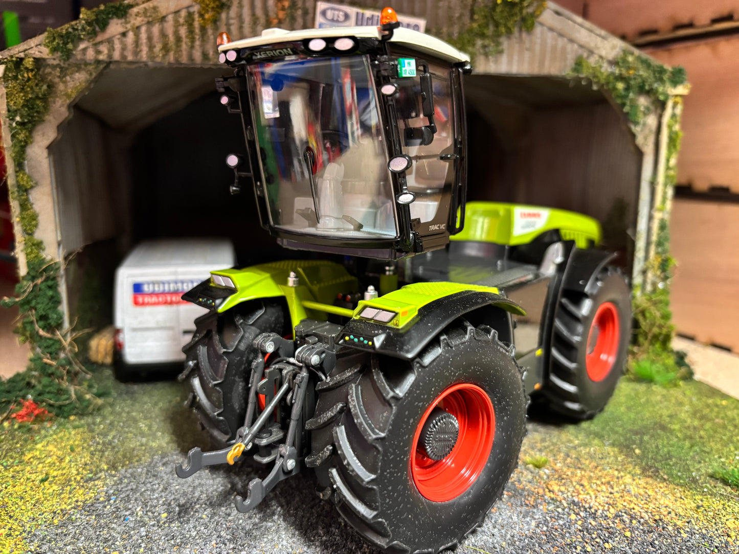 Wiking Claas Xerion 4500 tractor 1:32 scale Boxed Reversible cab