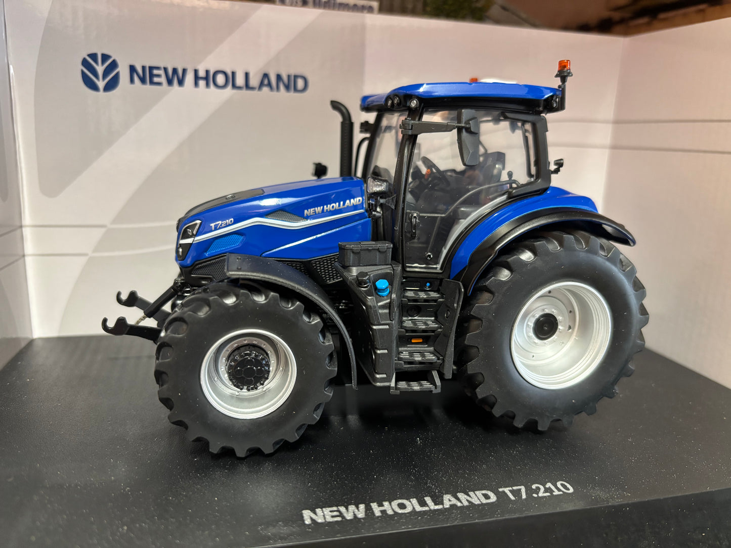 Universal Hobbies New Holland T7.210 Dynamic Blue Tractor BOXED 1:32 scale UH6810