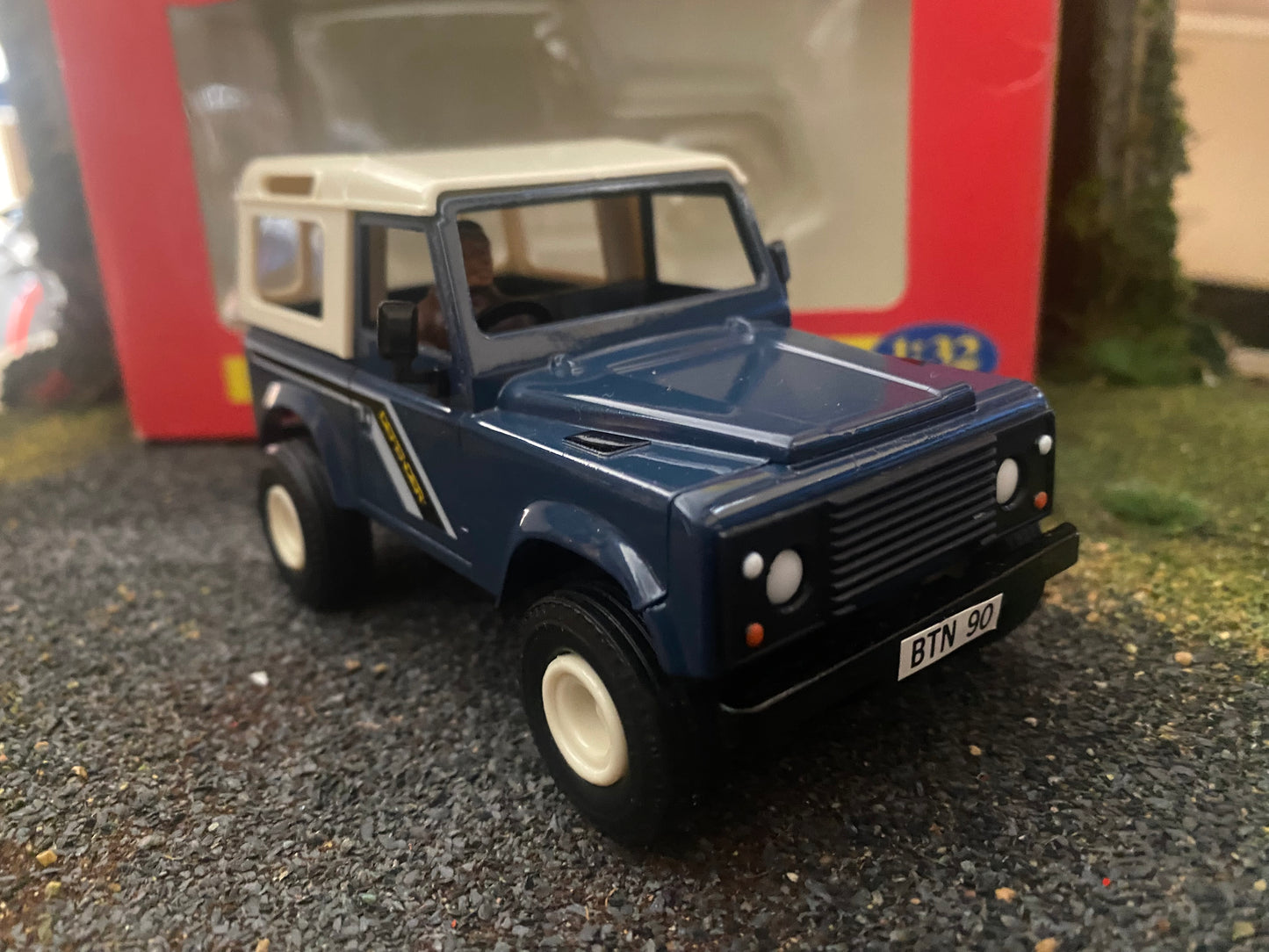 Britains Land rover Defender 1:32 scale  obsolete 9507