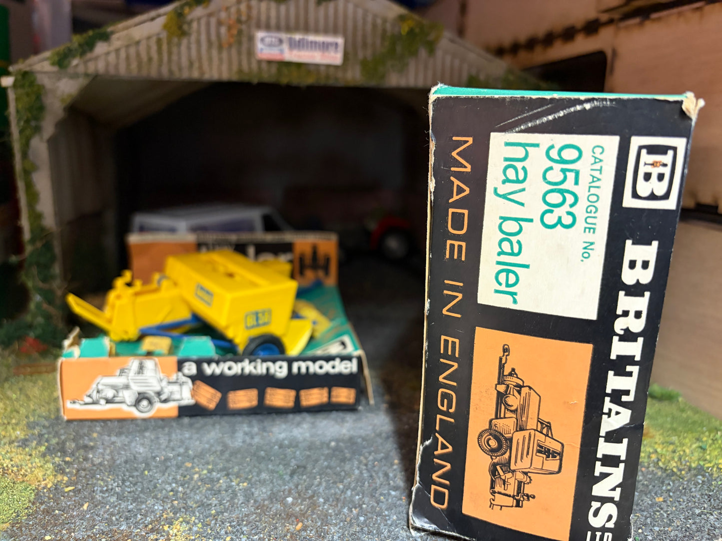Vintage Britains Bamfords BL58 Hay Baler First Edition 1:32 Scale Boxed Obsolete - 9563