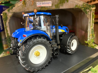 New Holland T7070 Tractor 1:32 scale Boxed ROS