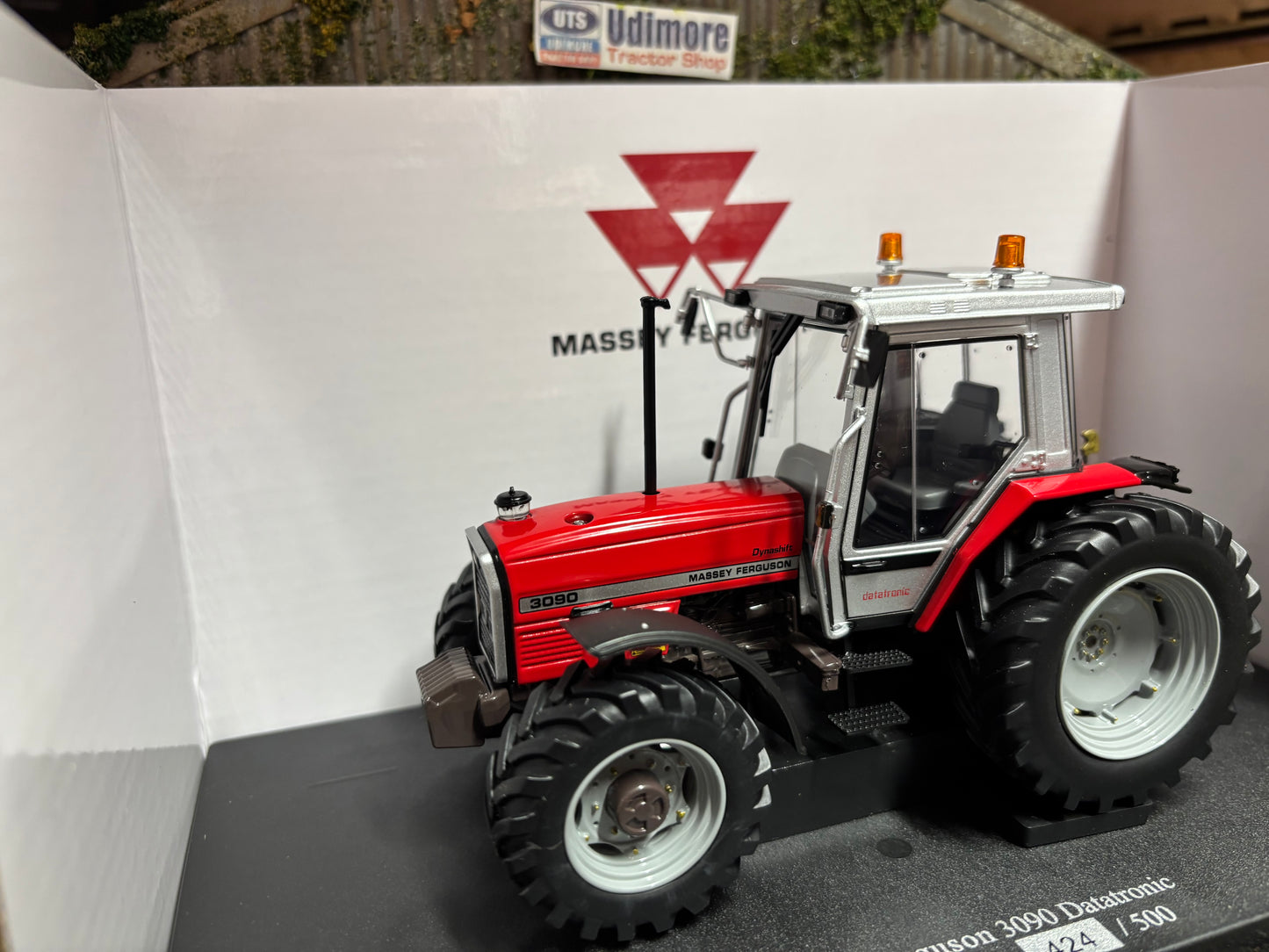 Limited Edition Universal Hobbies Massey Ferguson 3090 4wd Tractor BOXED 1:32 scale UH6891