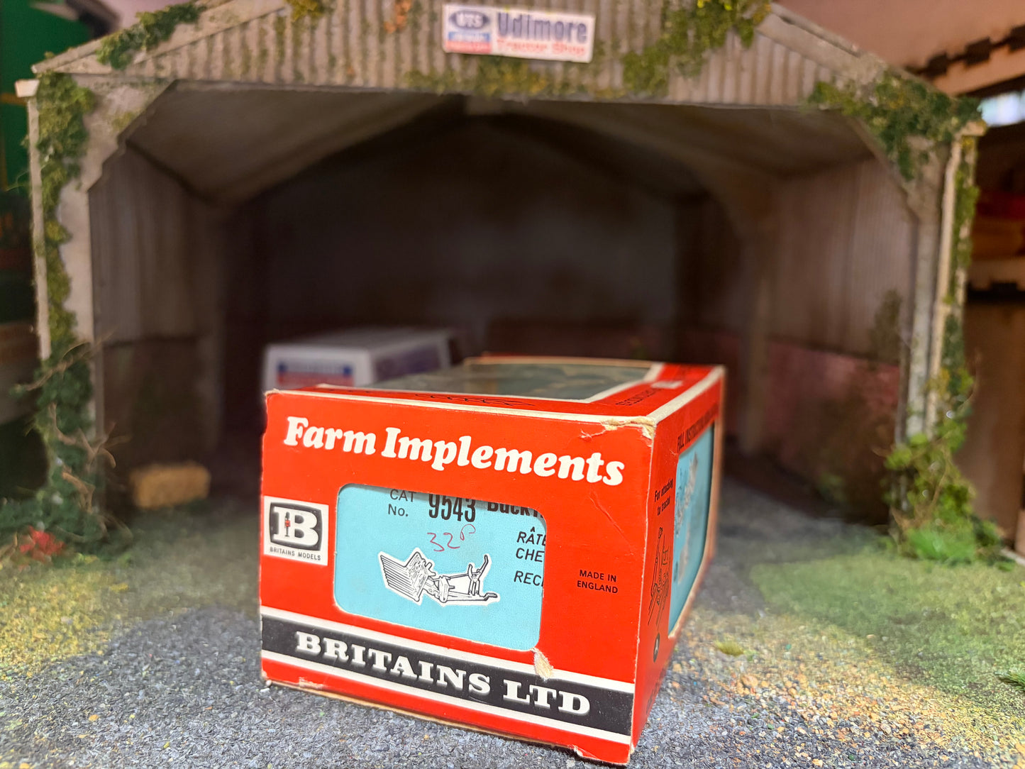 9543 Britains VINTAGE Buck Rake straw box 1:32 scale BOXED  Obsolete
