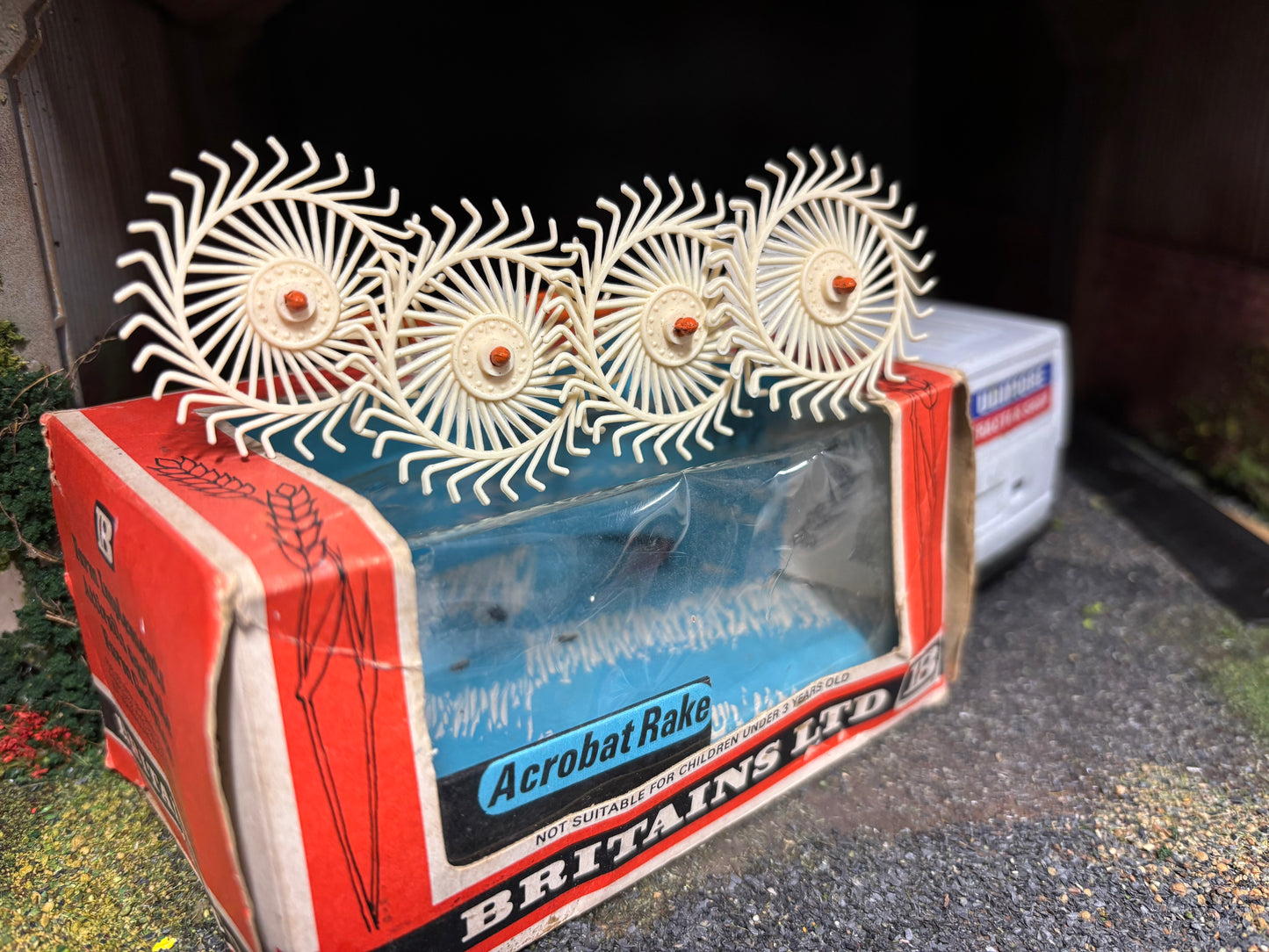9531 Britains Acrobat Hay Rake 1:32 BOXED obsolete Straw box