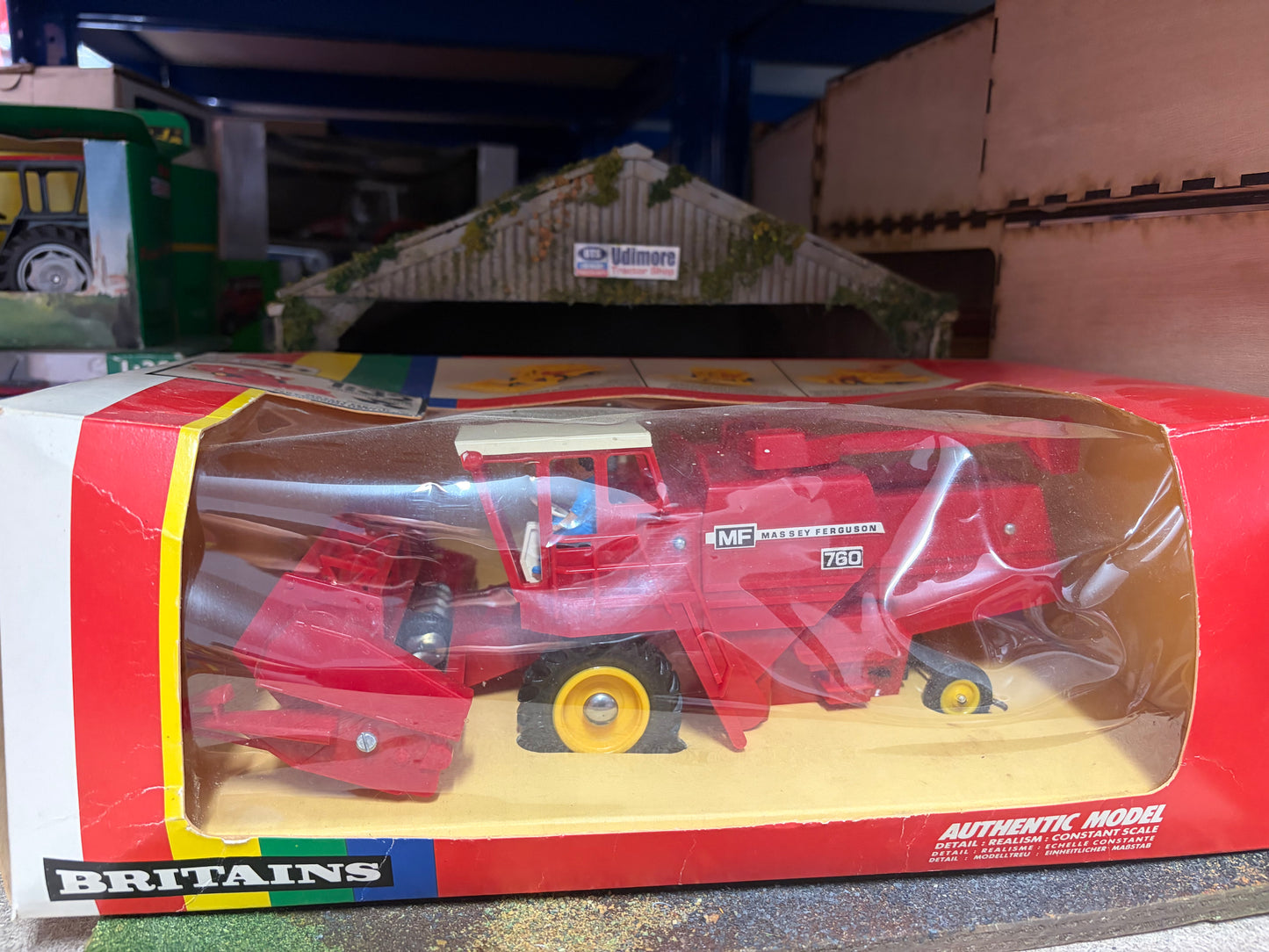 9570 Britains Massey Ferguson Combine Harvester 1:32 Scale Boxed Obsolete