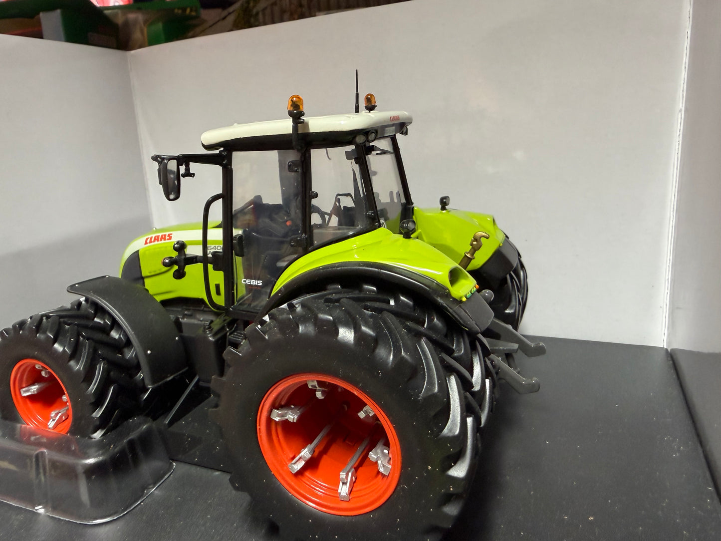 Universal Hobbies CLAAS Axion 640 Tractor with Twin Rear Tyres Limited Edition Boxed 1:32 Scale obsolete