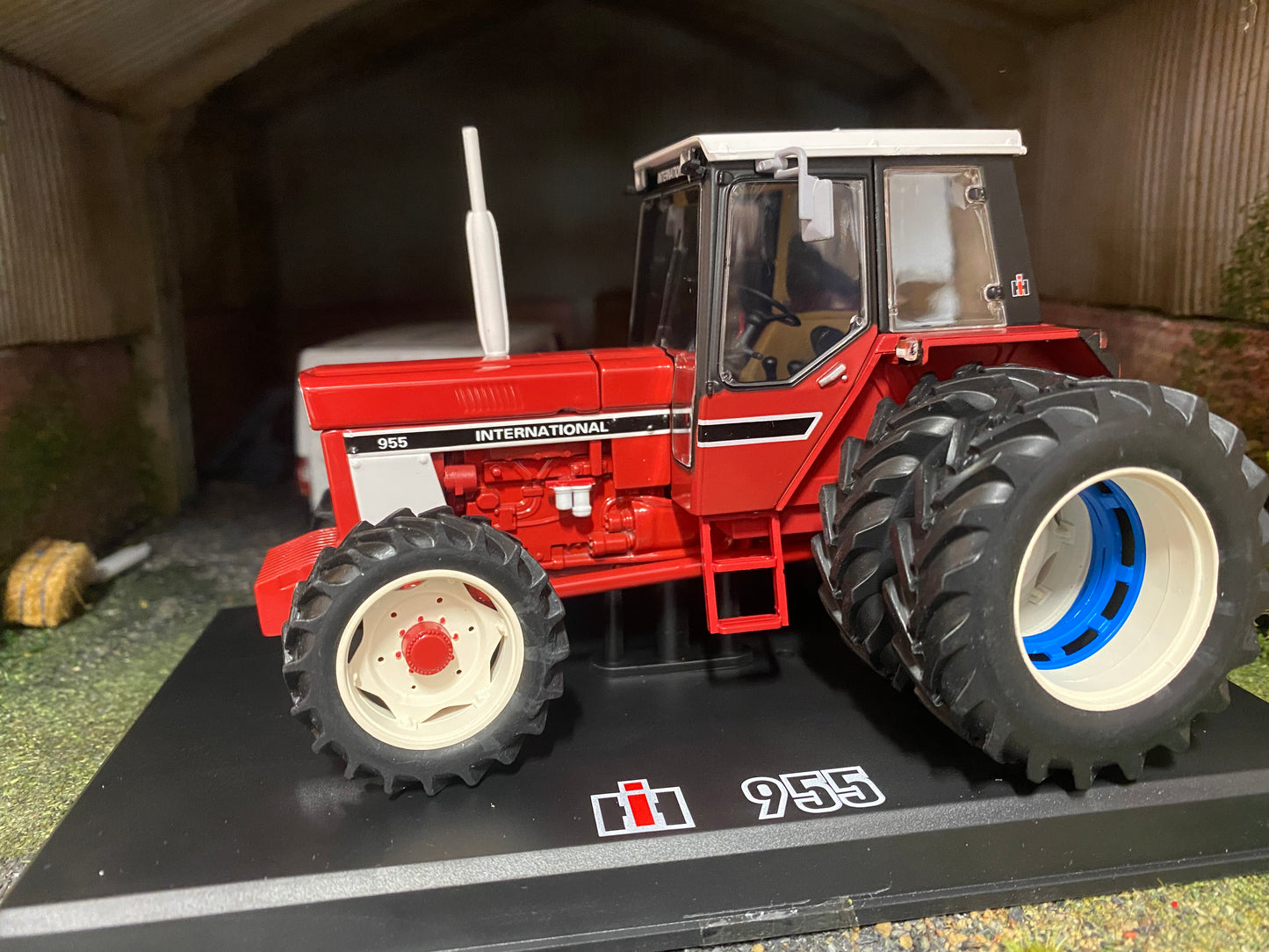 REP064 Replicagri International 955 removable rear dual wheels tractor 1:32 scale Boxed