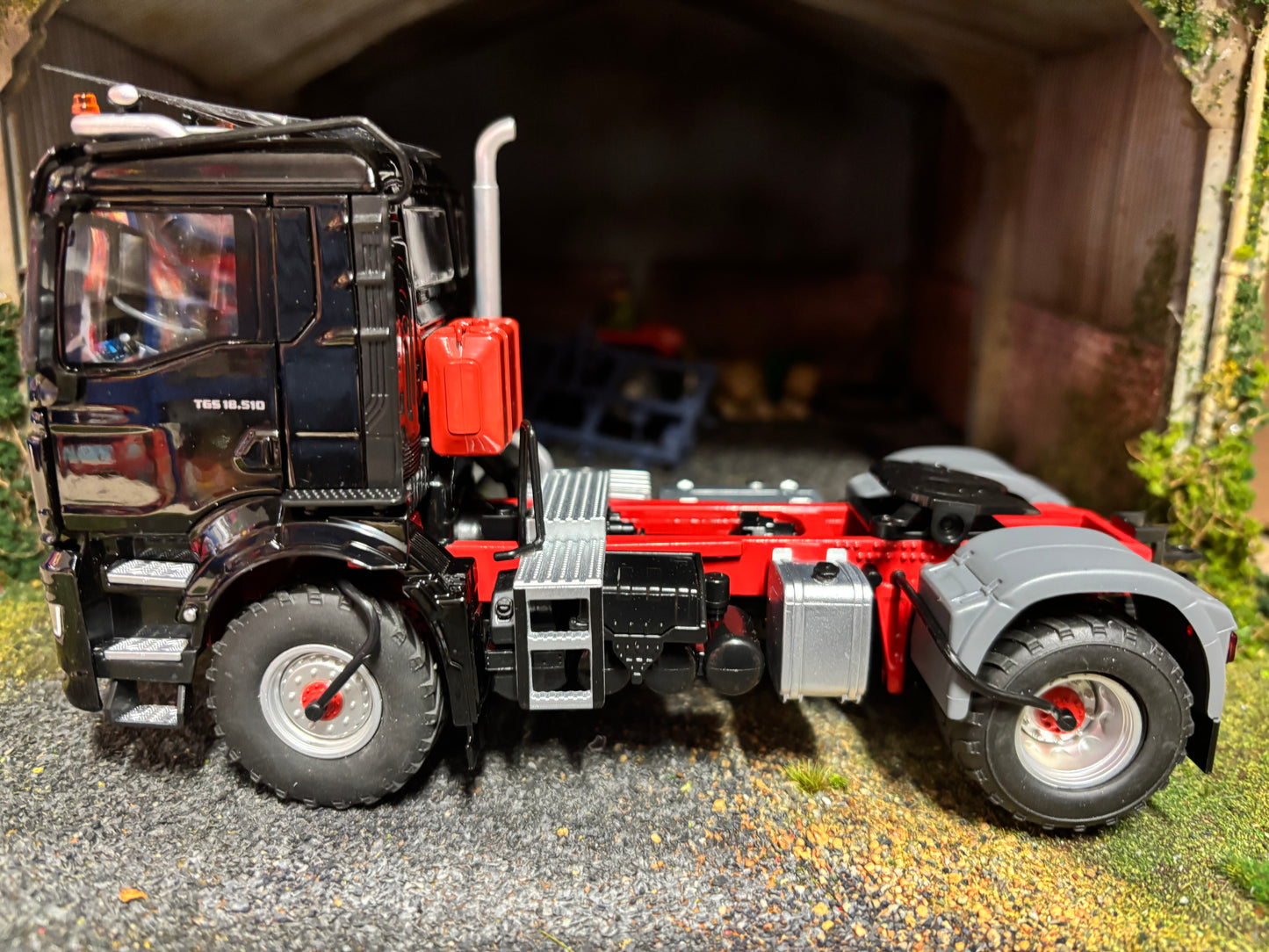 Wiking MAN TGS 18.510 4 x 4 2 axle Truck Lorry BLACK 1:32 scale Boxed