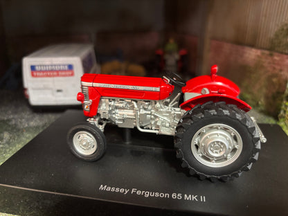 6395 Universal Hobbies Massey Ferguson 65 mk 2 tractor BOXED 1:32 scale NEW
