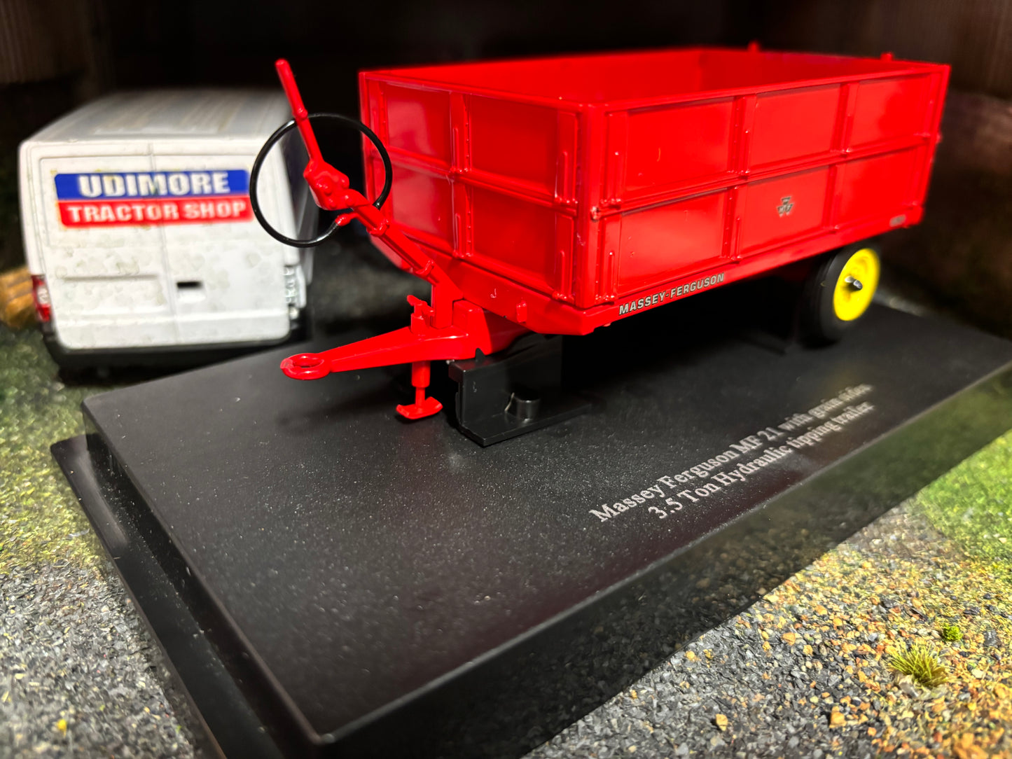 6242 Universal Hobbies Massey Ferguson Grain trailer MF21 Trailer 1:32 scale DEALER box