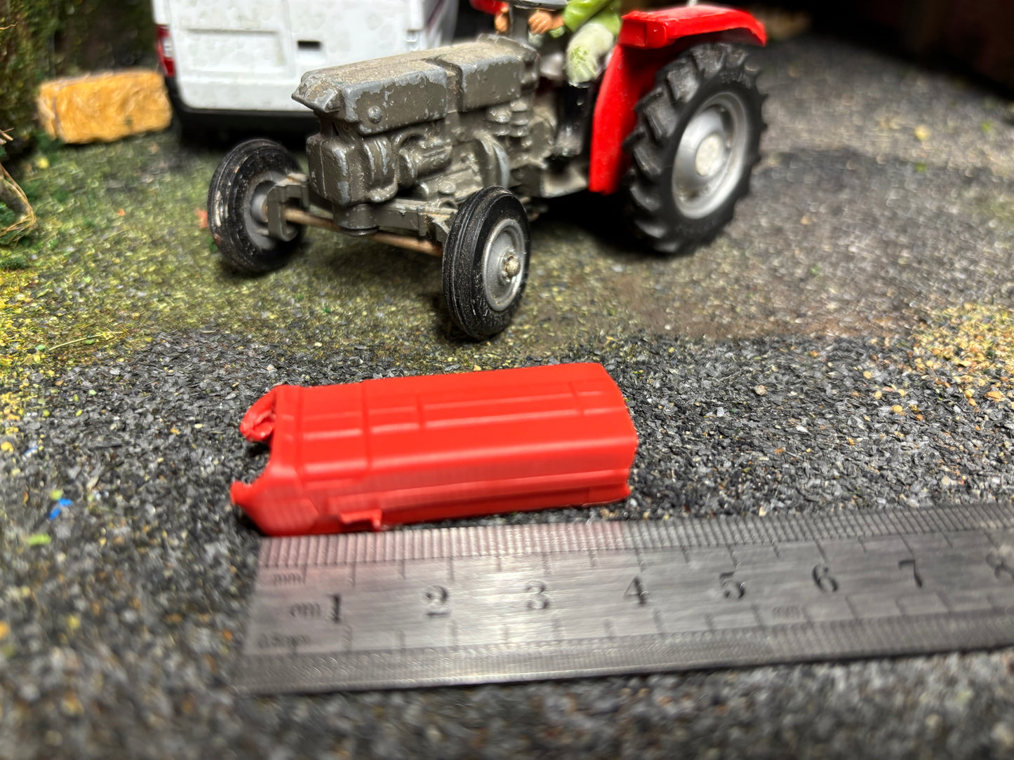 Britains Massey Ferguson 135 Tractor red bonnet 1:32 scale