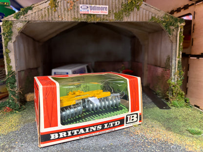 9553 Britains VINTAGE Disc harrow straw box 1:32 scale BOXED  Obsolete MIB