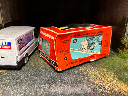 9548 Britains Crop Sprayer 1:32 scale obsolete in straw box