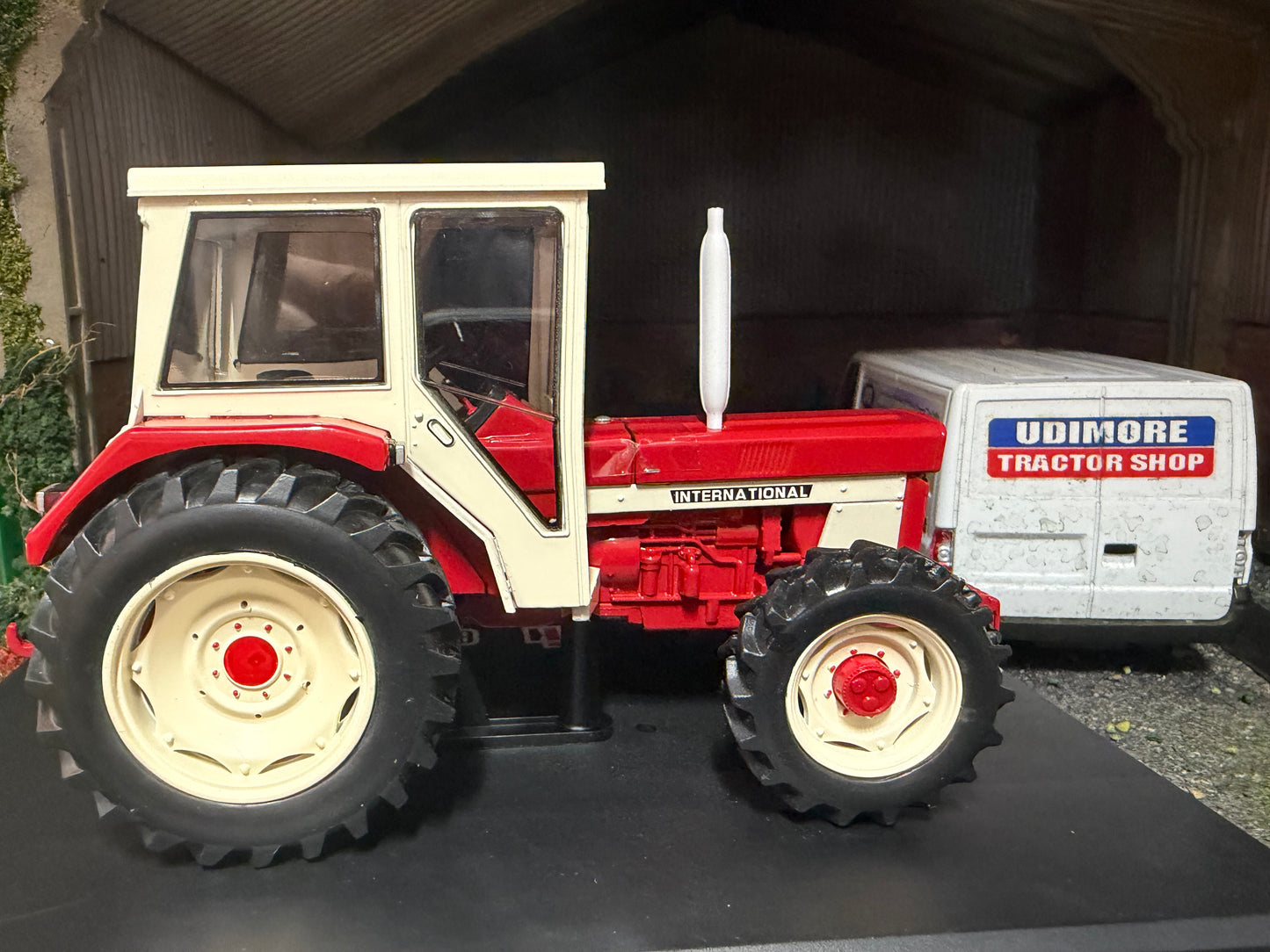 REP071 Replicagri International 844 4 x 4 4wd tractor 1:32 scale Boxed