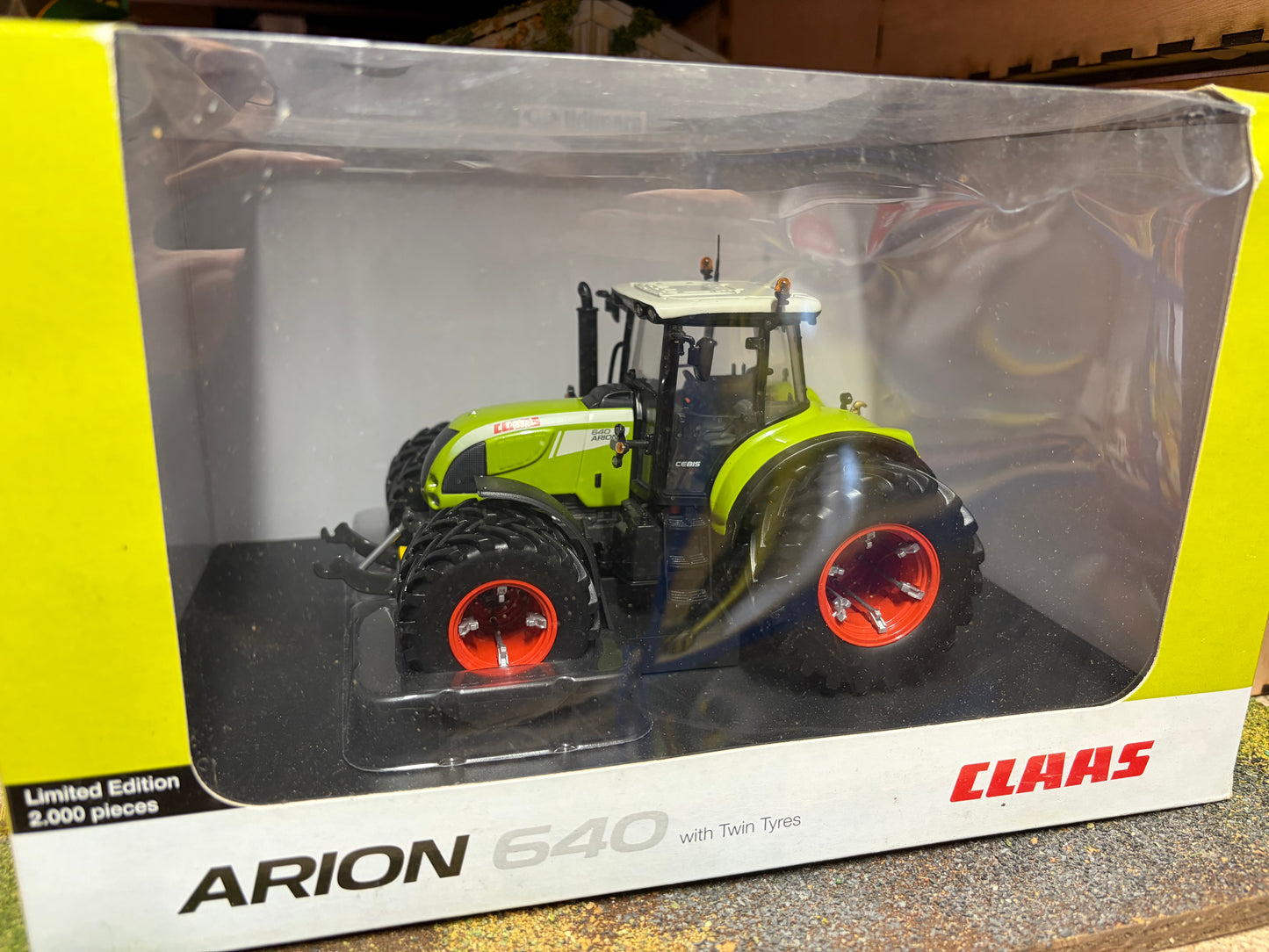 Universal Hobbies CLAAS Axion 640 Tractor with Twin Rear Tyres Limited Edition Boxed 1:32 Scale obsolete