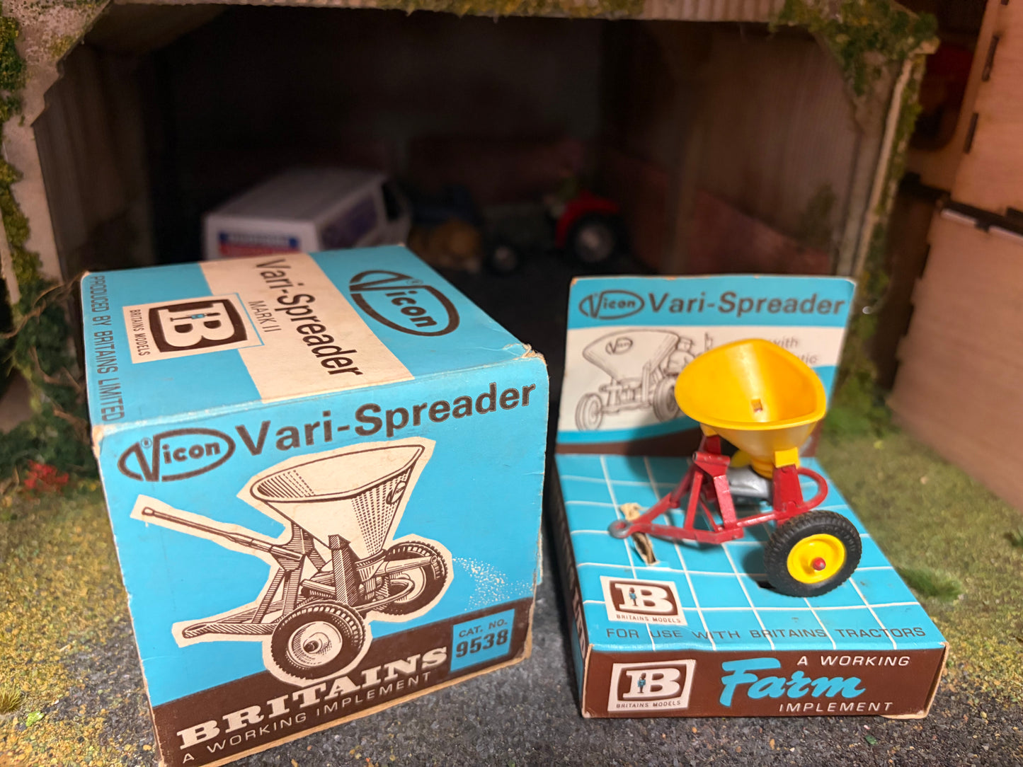 Vintage Britains Vicon Vari Spreader 9538 First Edition Box Obsolete 1:32 Scale