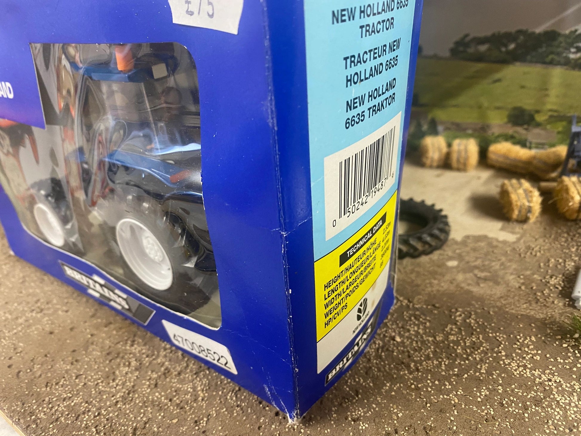 9487 Britains New Holland 6635 Tractor Dealer box 1:32 scale Image 3