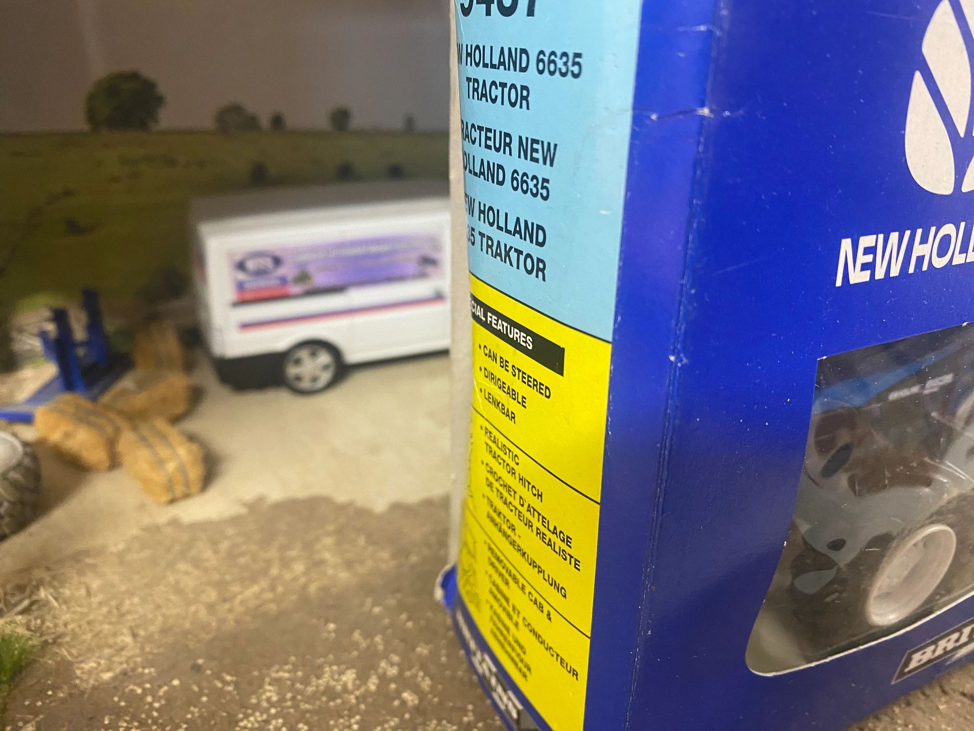 9487 Britains New Holland 6635 Tractor Dealer box 1:32 scale Image 4