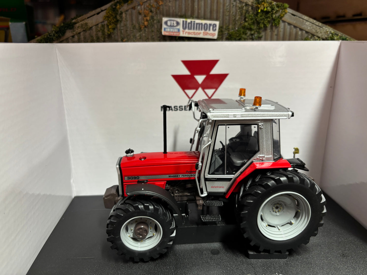 Limited Edition Universal Hobbies Massey Ferguson 3090 4wd Tractor BOXED 1:32 scale UH6891
