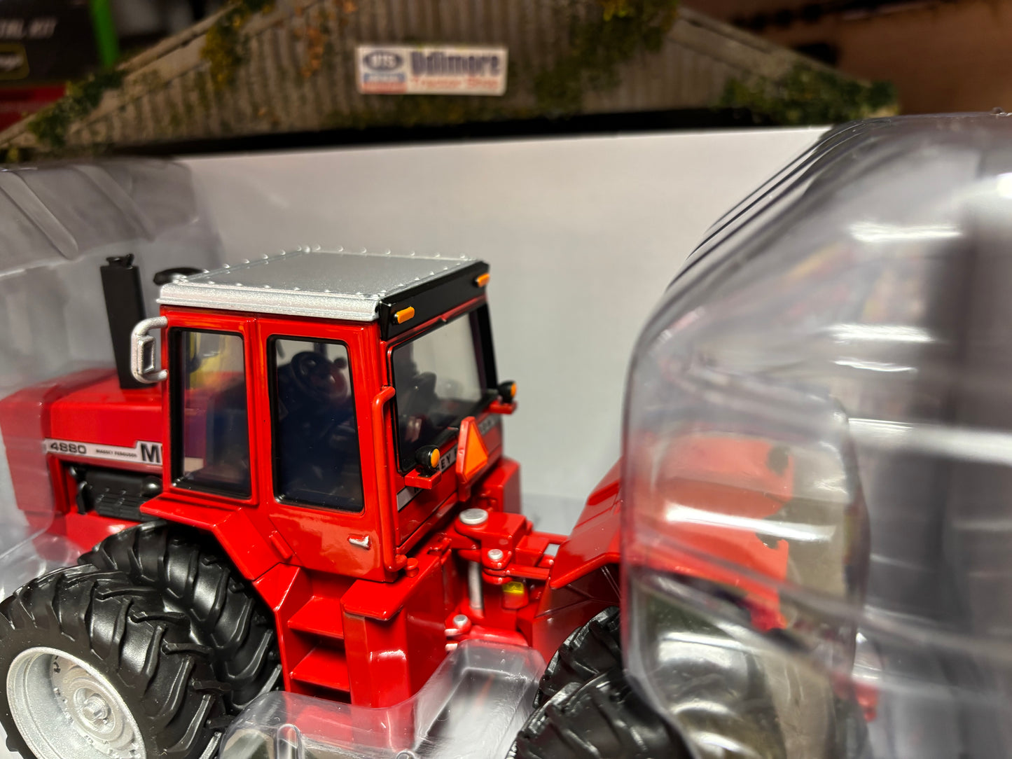 Massey Ferguson 4880 Prestige Tractor 1:32 scale ERTL  16439