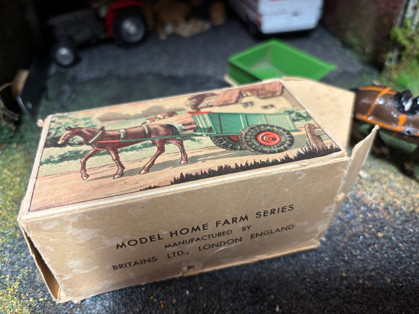 126F Vintage Britains Rubber Tyred Farm Cart with horse 1:32 scale obsolete