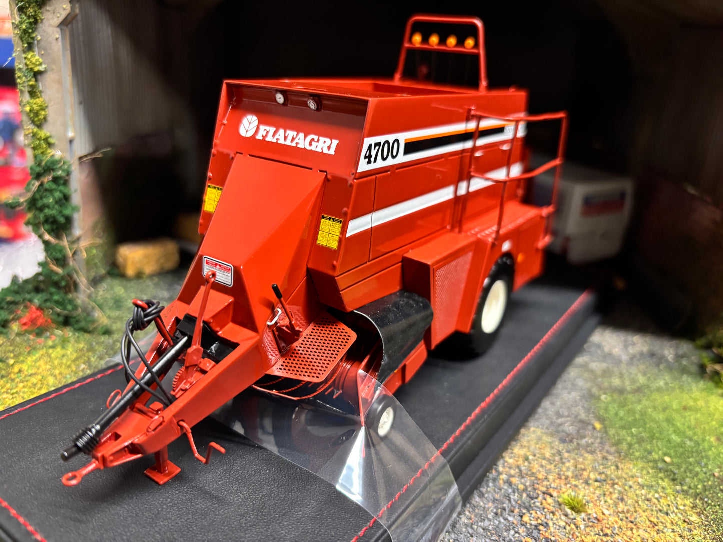 Fiatagri 4700 Heeston Baler Limited Edition 1:32 scale VKA Models