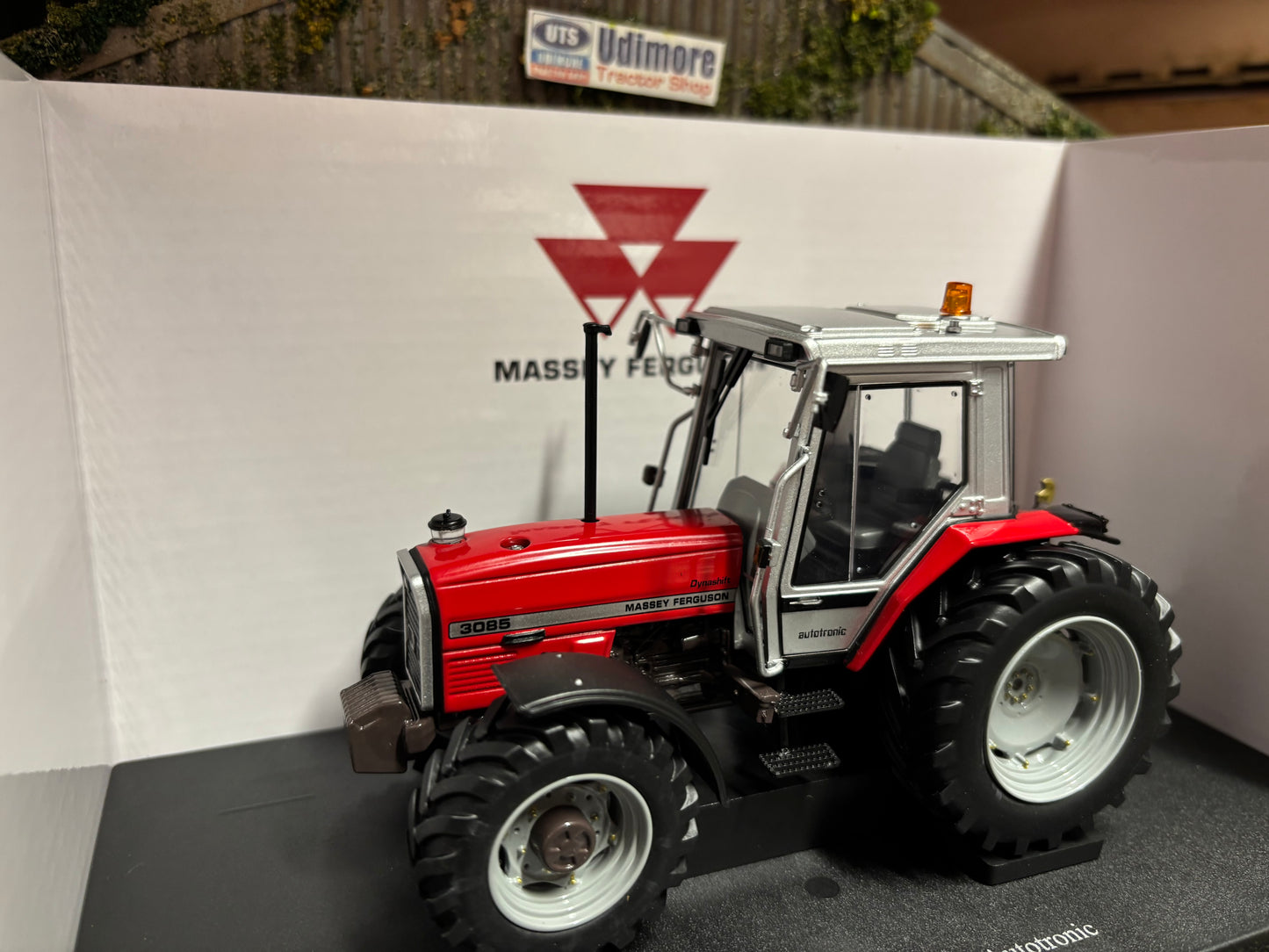 Limited Edition Universal Hobbies Massey Ferguson 3085 4wd Tractor BOXED 1:32 scale UH6890