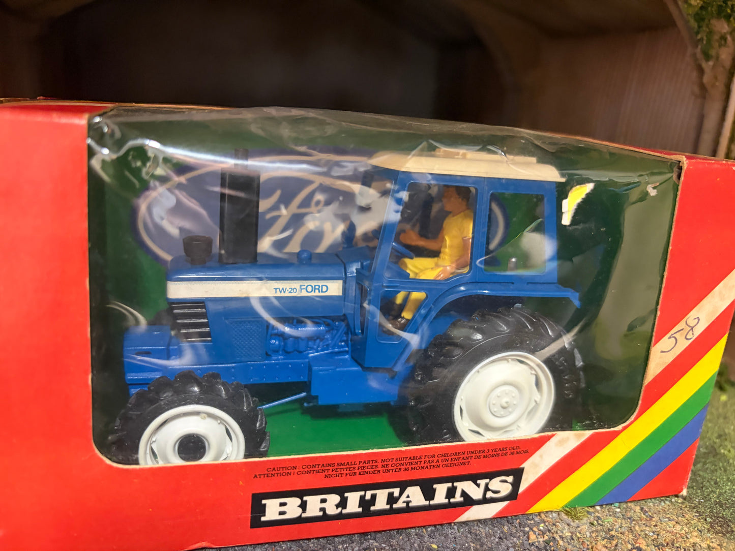 Vintage Britains Ford TW20 Tractor 9523 Rainbow Box 1:32 Scale Obsolete