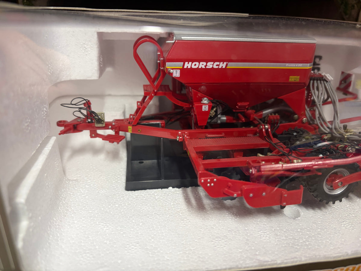 RARE Universal Hobbies UH2594 Horsch Pronto 4 DC Seed Drill 1:32 Scale – Boxed Obsolete