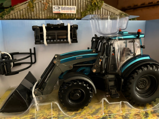 Britains Blue Valtra Front Loader Tractor black wheels 1:32 scale New BOXED 43352