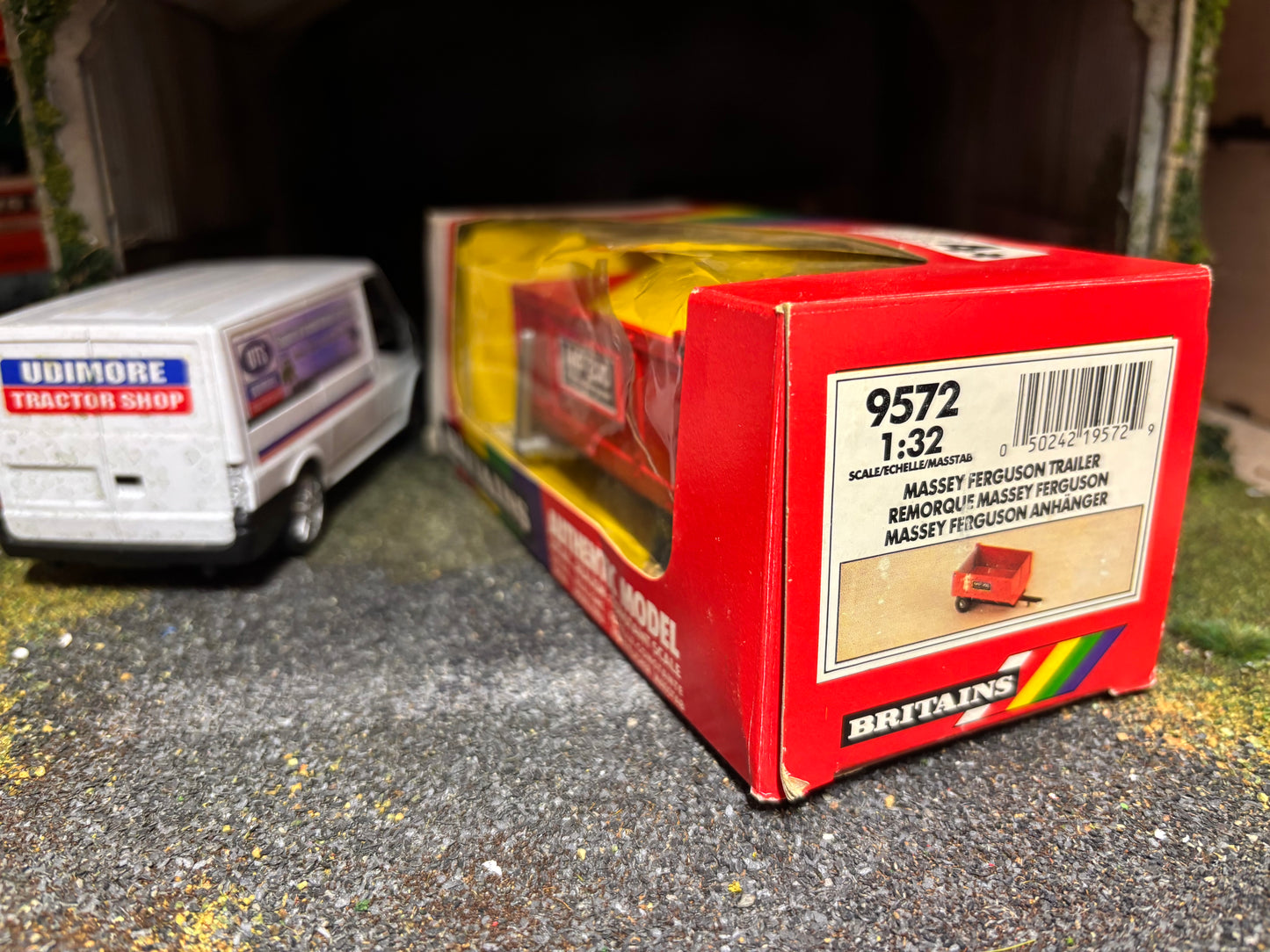 9562 Vintage Britains Massey Ferguson MF200 Tipping trailer 1:32 scale boxed